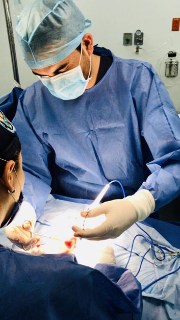 Dr JAcobo Serrano realizando cirugía pediátrica